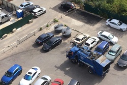 В Тамбове коммунальщики не могут вывезти мусор из-за припаркованных где попало машин