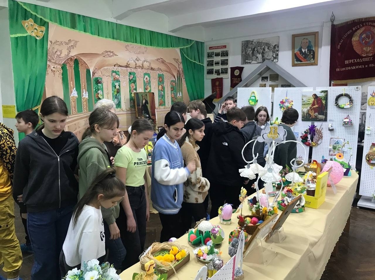 Посетители музея знакомятся с пасхальной выставкой
