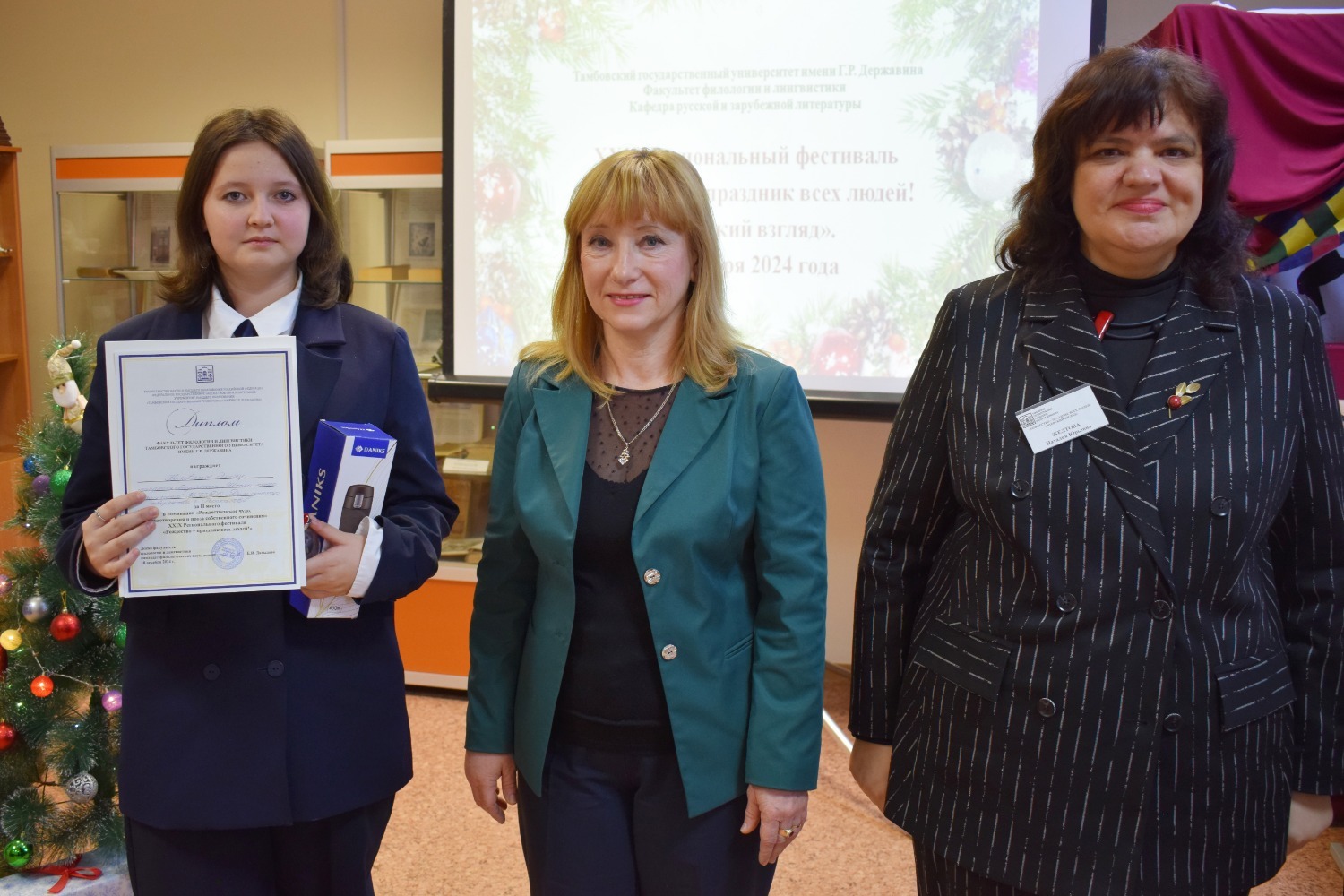 Элина Коровник с членом жюри Людмилой Саржан и председателем жюри Наталией Желтовой