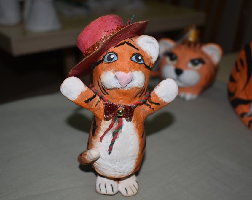 Модный тигрёнок в шляпе