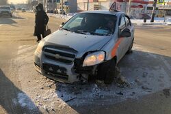 В Тамбове возле автовокзала "Лада" врезалась в машину автошколы