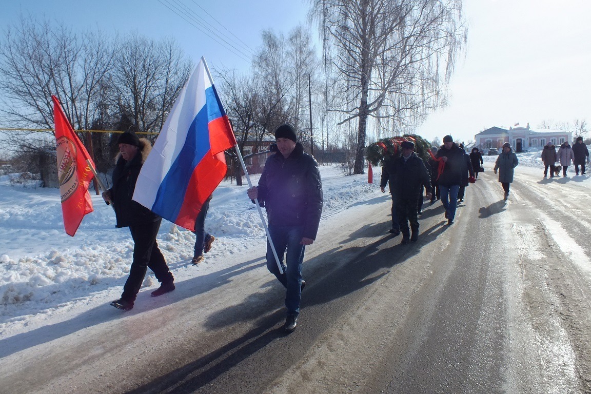 Ветераны афганской войны строем прошли от здания Воронцовского сельсовета к памятнику