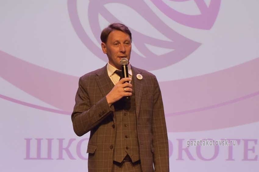 Директор школы-ЭКОТЕХ Александр Кочетков поздравляет ребят с торжественным событием