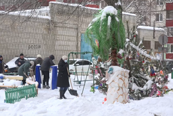 Тамбовчане приходят на помощь коммунальщикам, расчищая дворы от снега