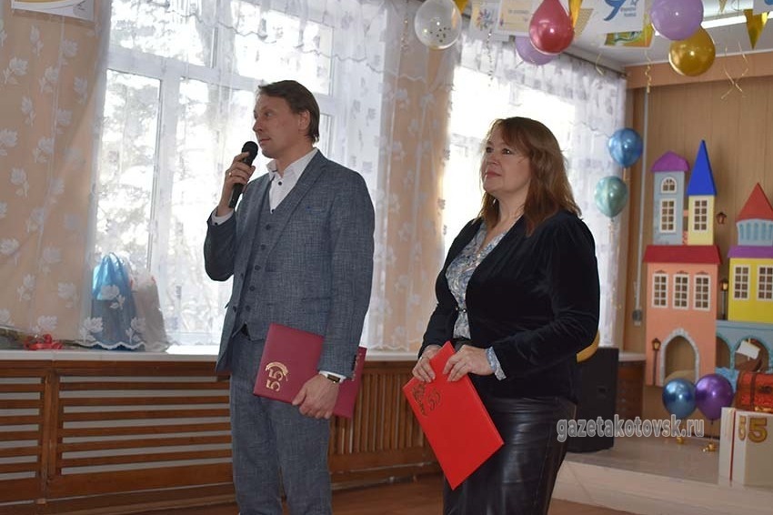 Поздравления от председателя горсовета Александра Кочеткова и заместителя главы администрации города Валентины Пичугиной