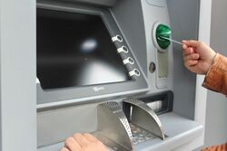 В Рассказове женщина забрала из банкомата чужие 65 тысяч рублей