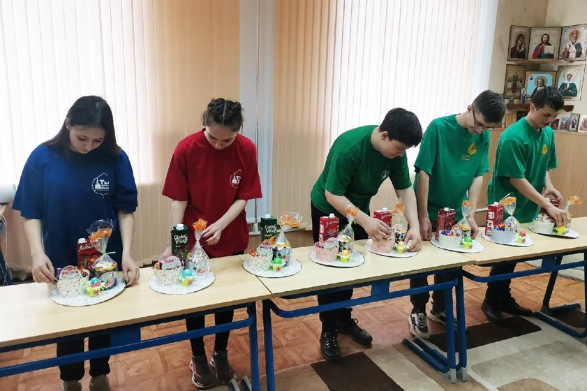 Волонтёры техникума подготовили пасхальные наборы для беженцев из Мариуполя