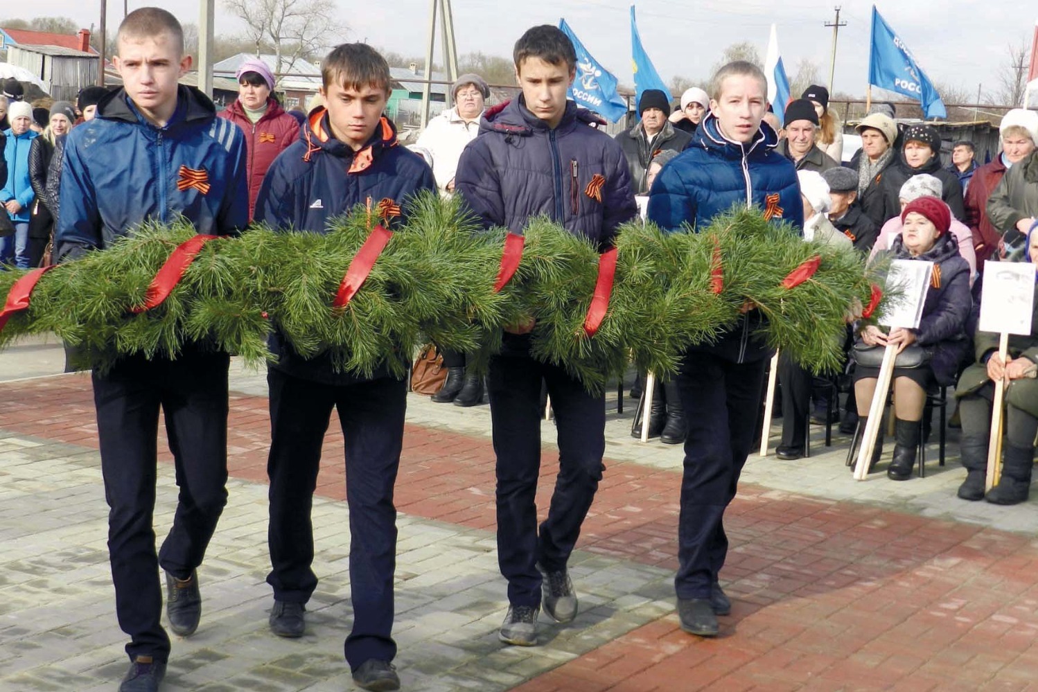 Возложение гирлянды Славы к подножию памятника