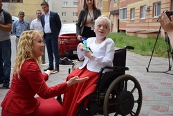 Тамбовчанке в инвалидной коляске и её сыну дали двухкомнатную квартиру