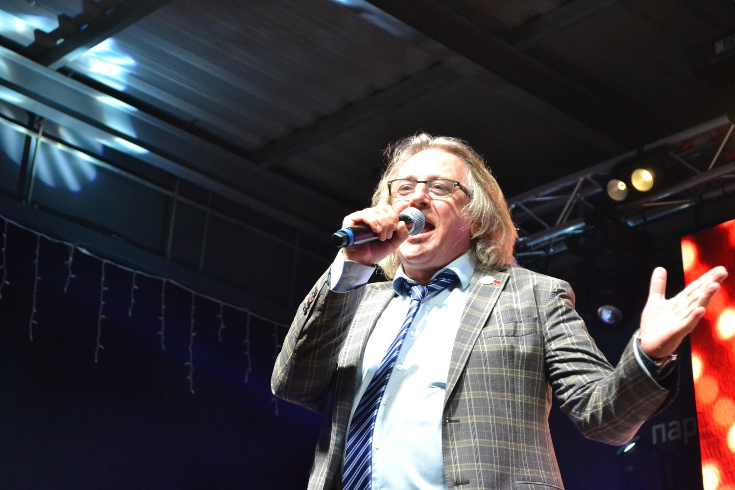 Поёт Александр Шаганов 