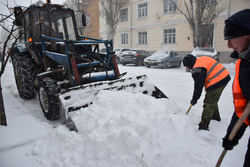 В Тамбове продолжают расчищать дороги и тротуары от снега