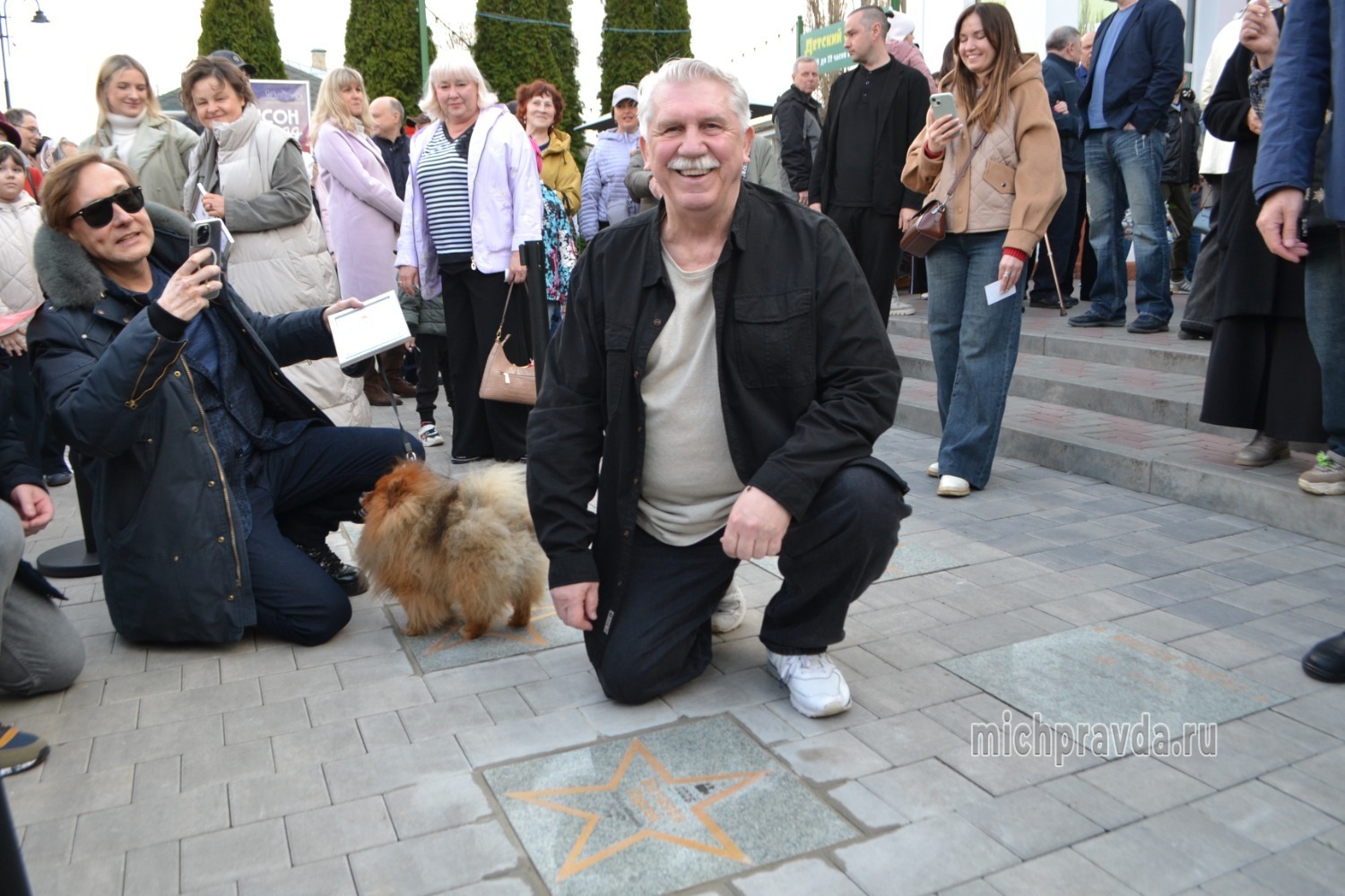 Сергей Баталов возле своей именной звезды в Мичуринске 