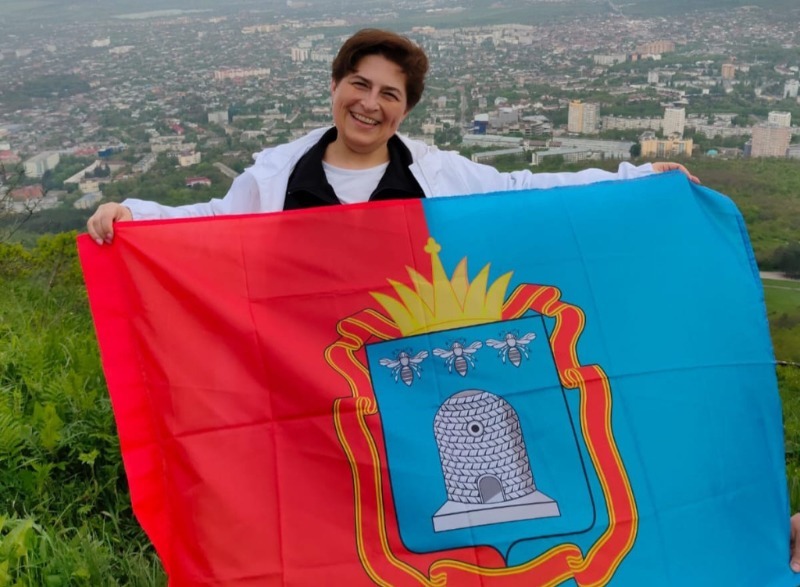 Человек флаг гора