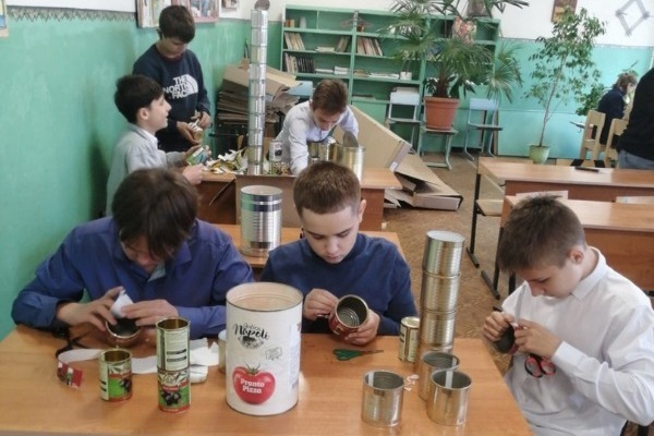 Мальчишки Дмитриещинской школы освоили изготовление окопных свечей