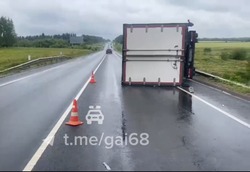 В Тамбовском округе упал грузовик, перекрыв одну из полос дороги
