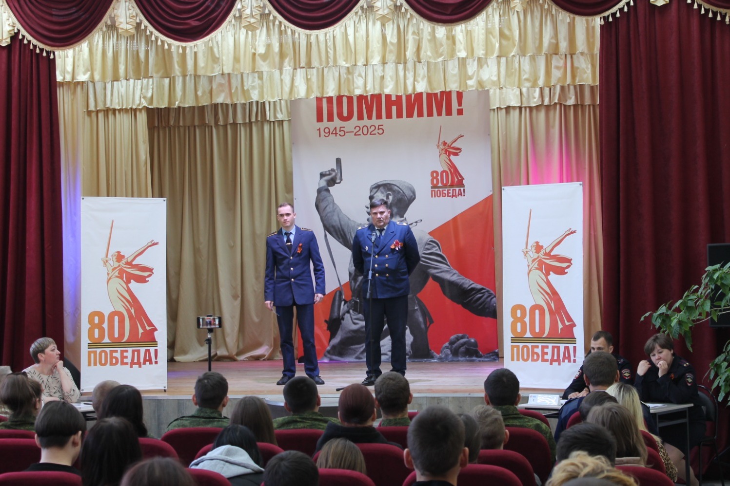 Выступают представители кирсановского авиатехколледжа Андрей Малинин и Сергей Беккер