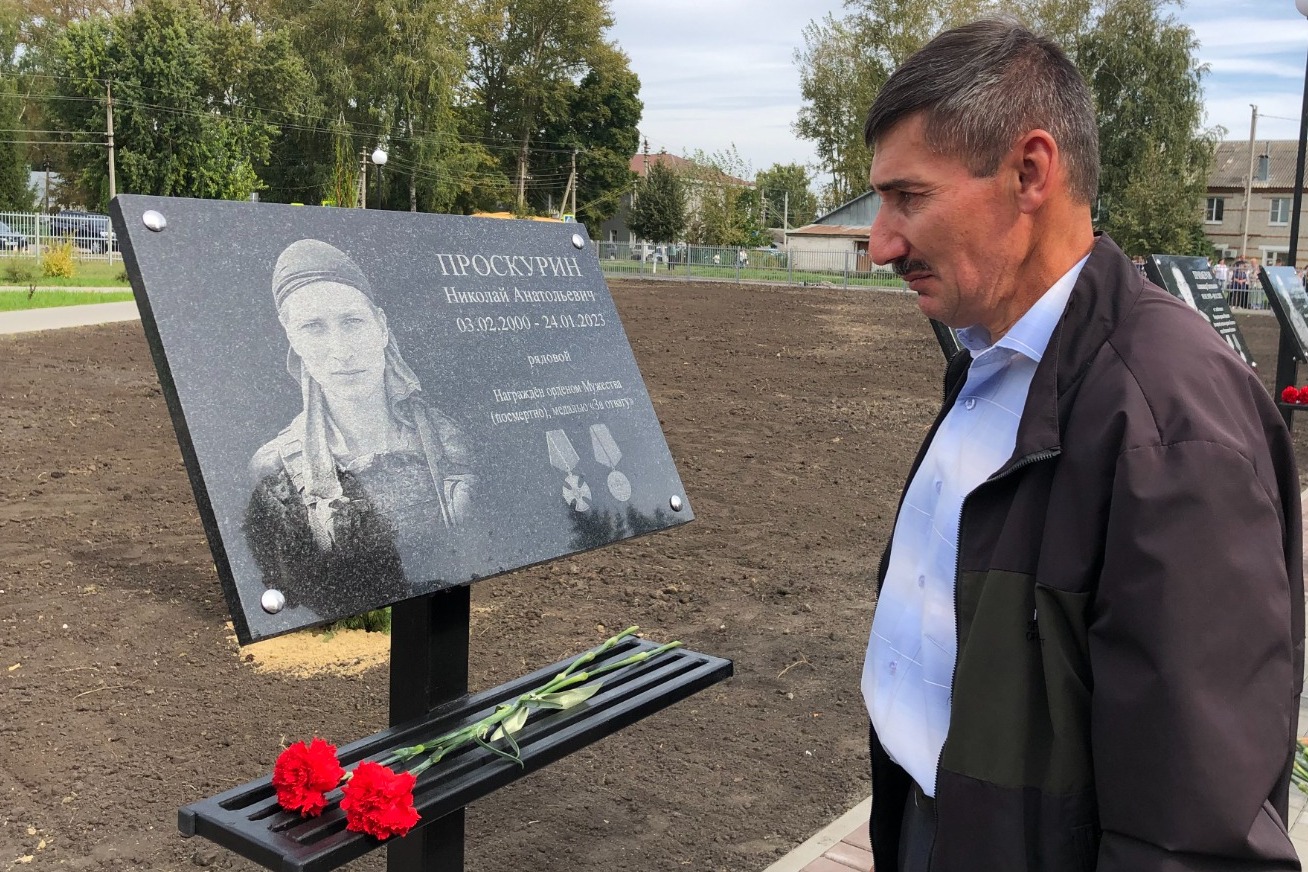 Учитель и ветеран СВО Сергей Крапивин у мемориальной плиты своего ученика Николая Проскурина, погибшего при выполнении боевого задания