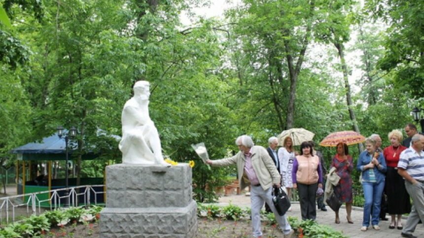 Участники городского праздника возлагают цветы к памятнику А.С. Пушкину