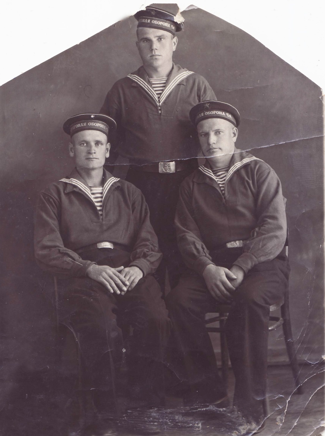 Павел Сергеевич Авдеев (в первом ряду справа) с однополчанами, 1942 год