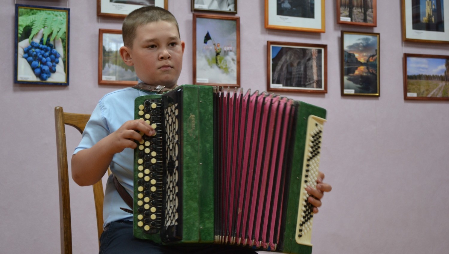 На фотовыставке, посвящённой 95-летию Рассказова, выступили юные музыканты