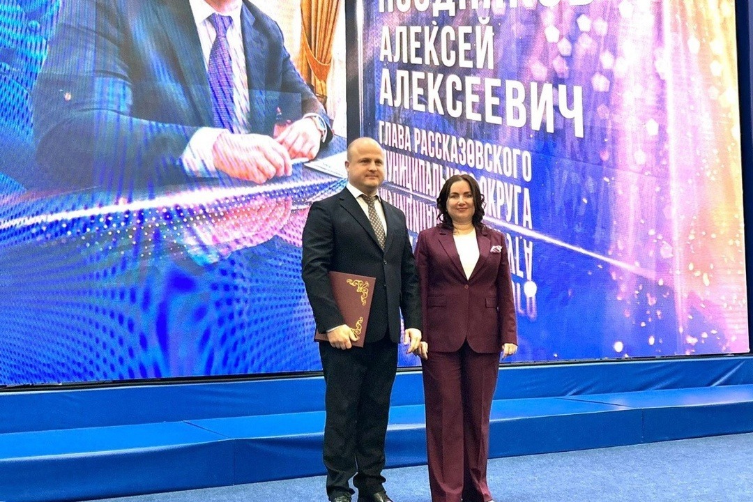 Врио замглавы региона — министр сельского хозяйства Алёна Сытова вручила главе Рассказовского округа благодарственное письмо Министерства сельского хозяйства РФ