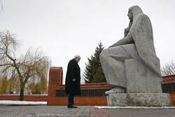 Евгений Матушкин возложил цветы к воинскому мемориалу в память о подвиге ленинградцев