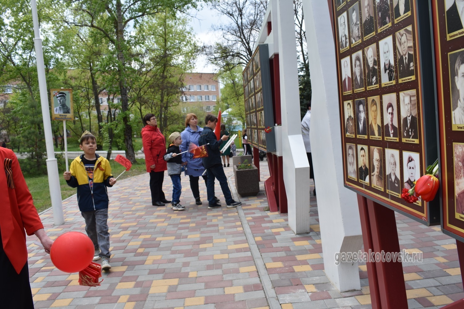На аллее Бессмертного полка в парке Воинской славы