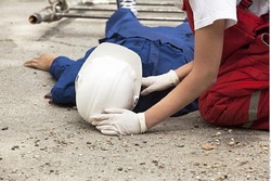 В Кирсанове работник получил тяжёлые травмы при падении с 8-метровой высоты
