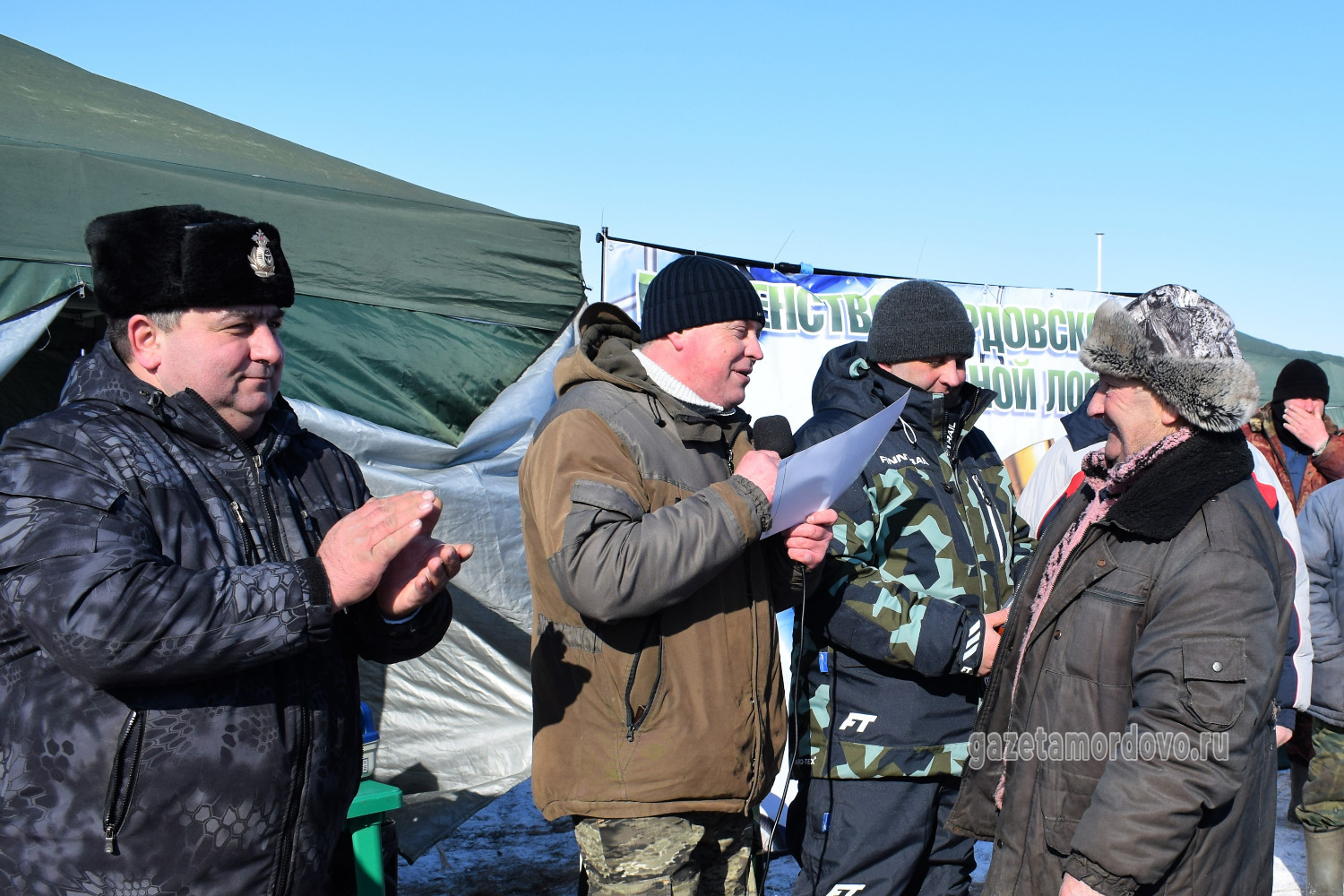 Поздравление получает восьмидесятилетний рыбак Владимир Абрамов