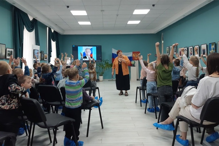 Экскурсовод Светлана Афонина за творческой  и эмоционально-насыщенной работой