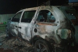 В Инжавино ночью загорелись два автомобиля