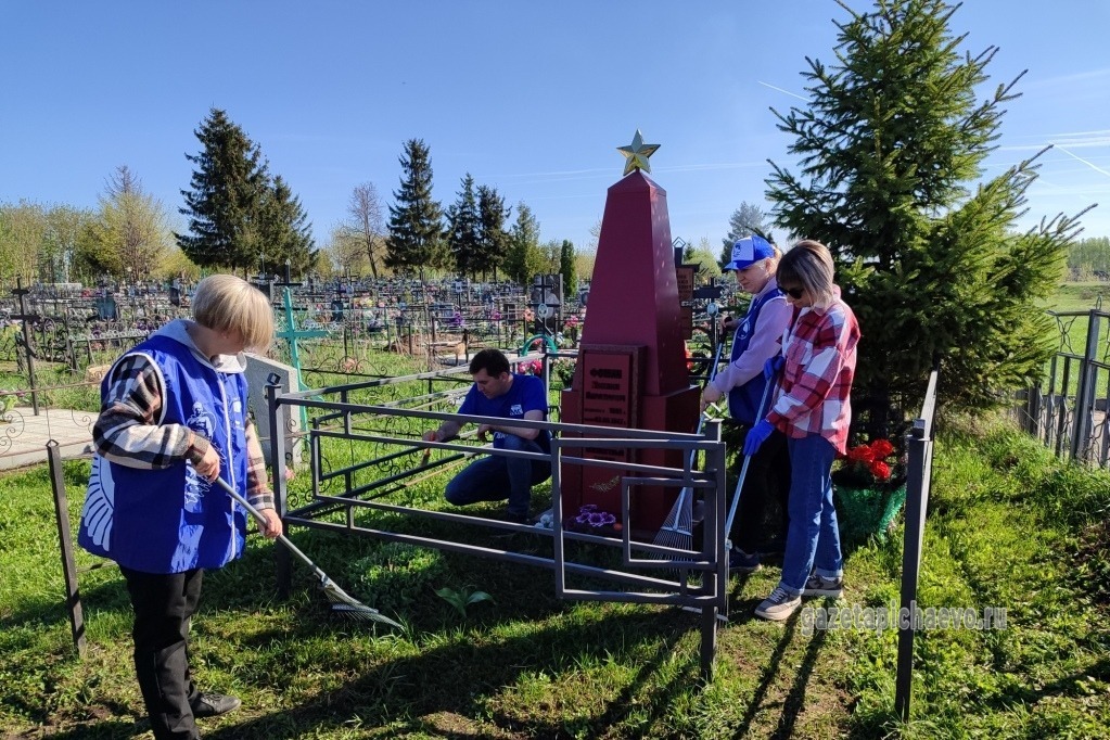 Молодогвардейцы благоустраивают памятник погибшим воинам
