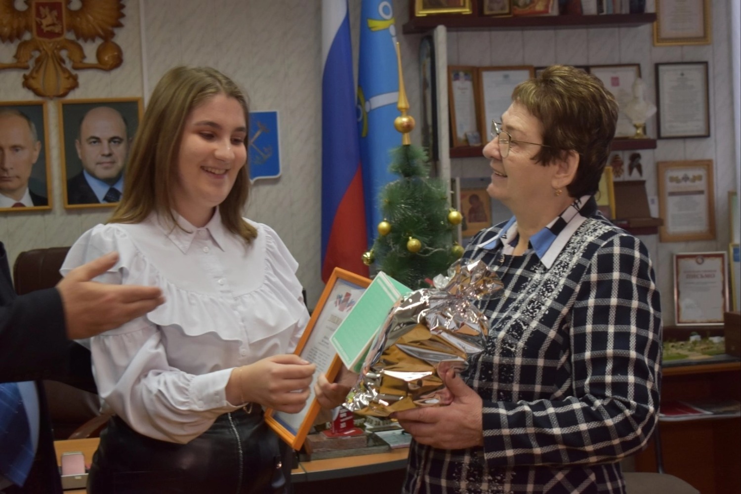 Награждение воспитанницы центра дополнительного образования Евы Шмавонян 
