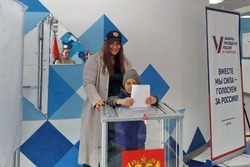 Вдова Героя России Дмитрия Семенова проголосовала на выборах Президента России