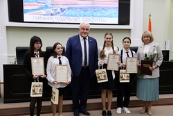 В областной Думе наградили победителей конкурса «Поздравь Севастополь»
