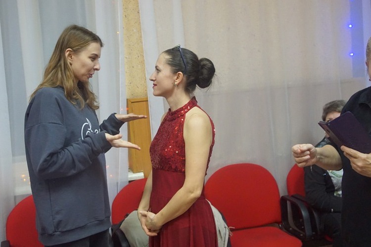 Руководитель коллектива Ольга Миронова беседует с членом жюри из Москвы Анной Маркеловой