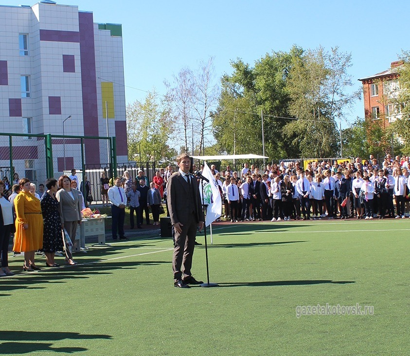 С новым учебным годом поздравляет учеников школы-ЭКОТЕХ её директор Александр Кочетков