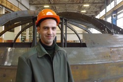 Человек в железной маске. Особый почерк сварщика Сергея Сахарова знают на заводе и за его пределами