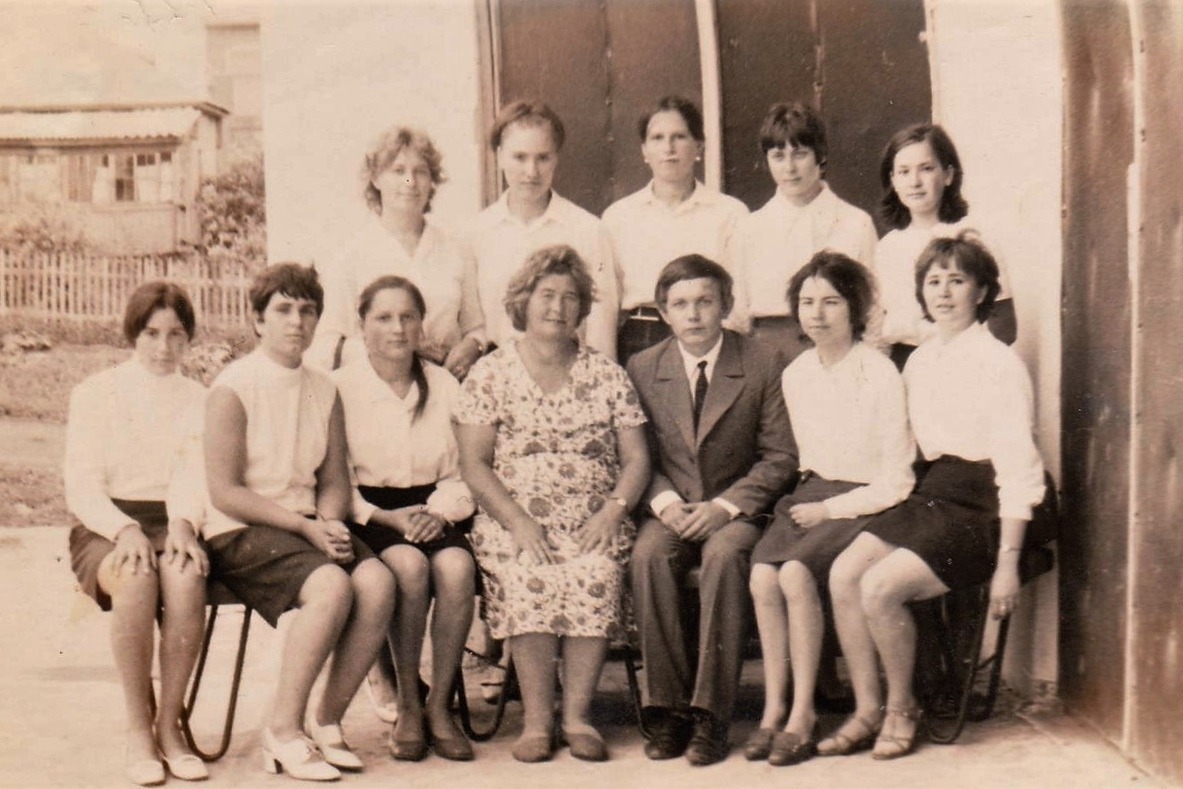 Одно из самых первых фото клуба. На нём  — творческий самодеятельный коллектив. 