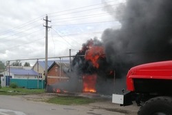 В Первомайском загорелись гараж и припаркованный рядом автомобиль
