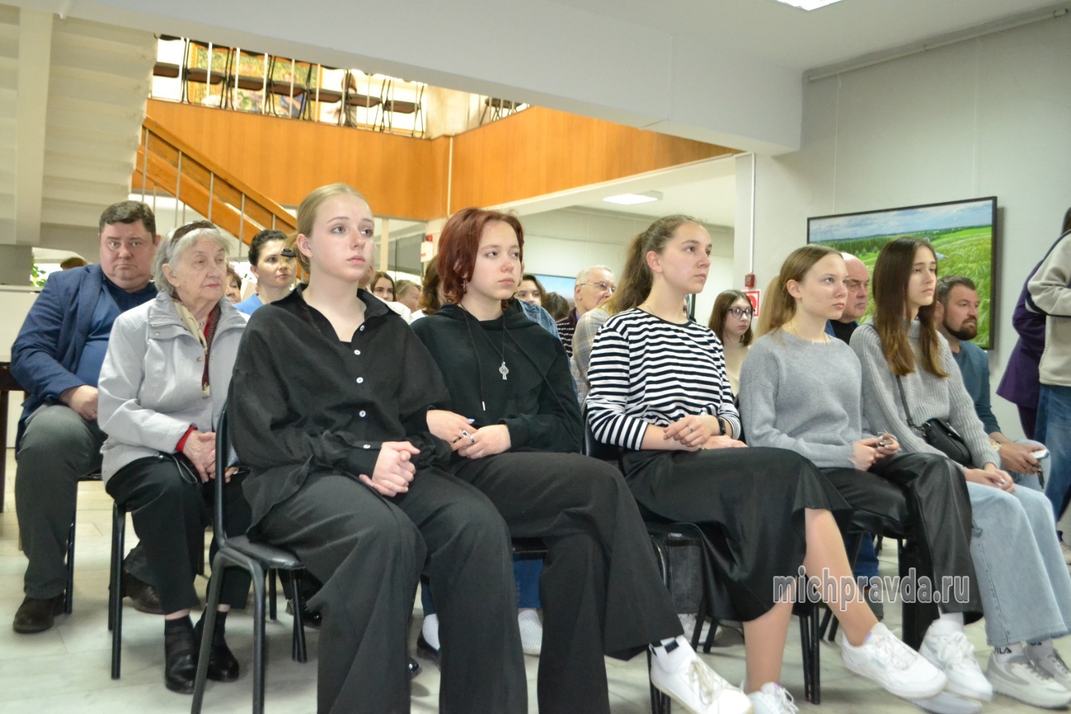 Воспитанники художественной школы на открытии выставки 