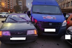 В Тамбове на Коммунальной микроавтобус столкнулся с двумя легковушками