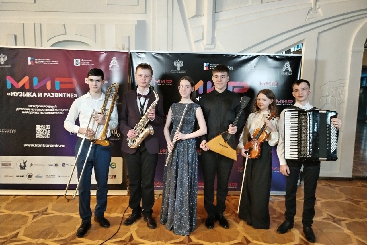 Алиса Хрустова (вторая справа) с участниками гала-концерта