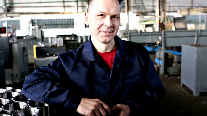 токарь из тюмени выиграл миллиард. токарь из тюмени выиграл миллиард. российские миллиардеры. как работает токарь. фрезеровщик за станком вертикальным.