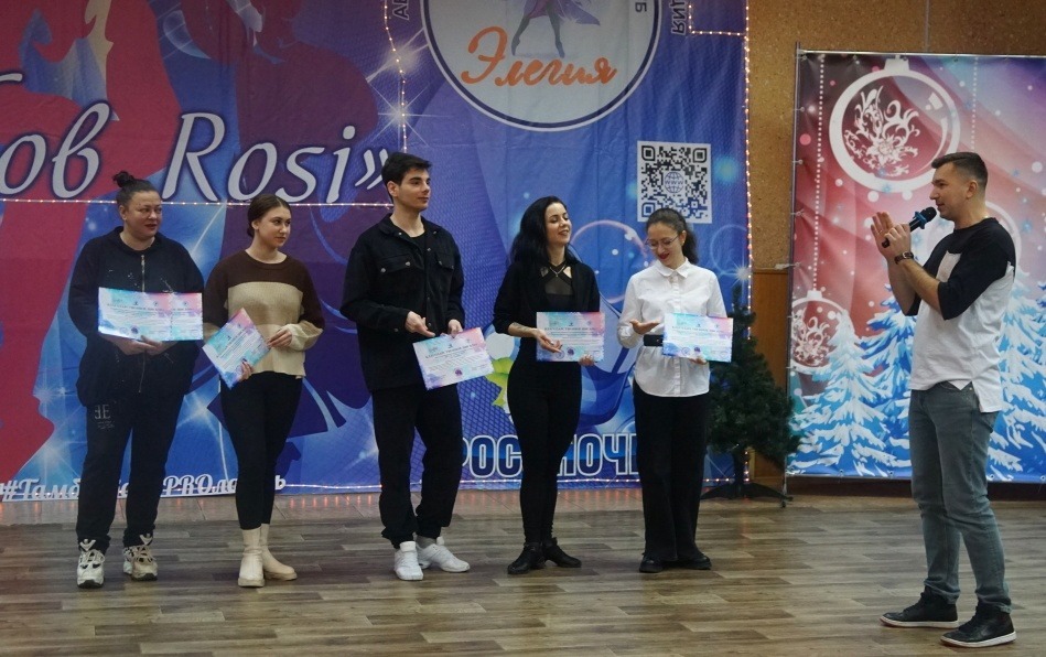Ксения Малина вторая справа с наградой за победу в «Поединке тренеров»