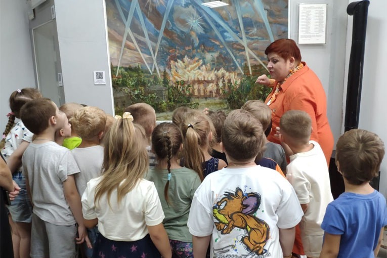 Экскурсовод Светлана Афонина за творческой  и эмоционально-насыщенной работой