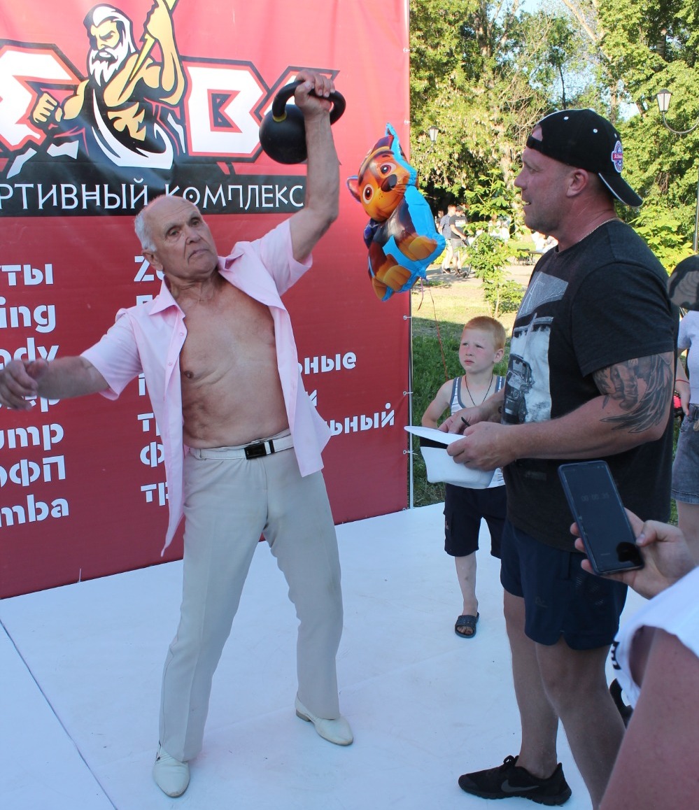 Самый возрастной участник состязаний по гиревому спорту (атлету 84 года) на спортивной площадке клуба «Зевс» на фестивале «Моршанск — купецкий берег» 12 июн 2022 г. 