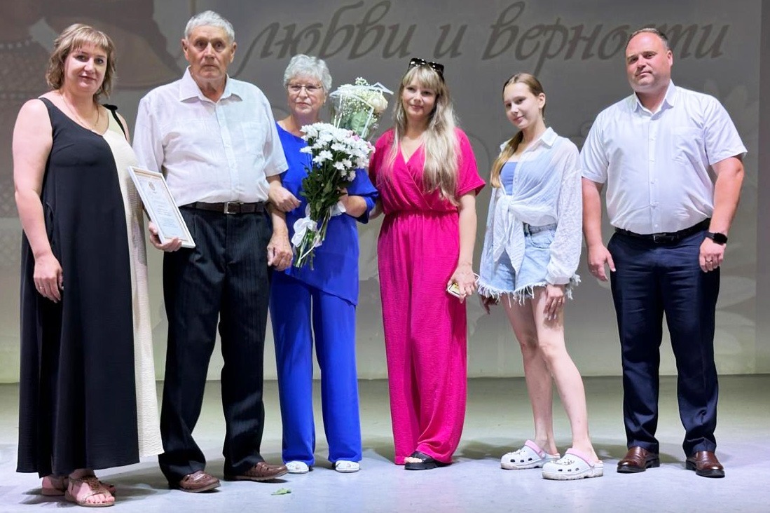 Чествование семьи Князевых в Доме культуры села Платоновка