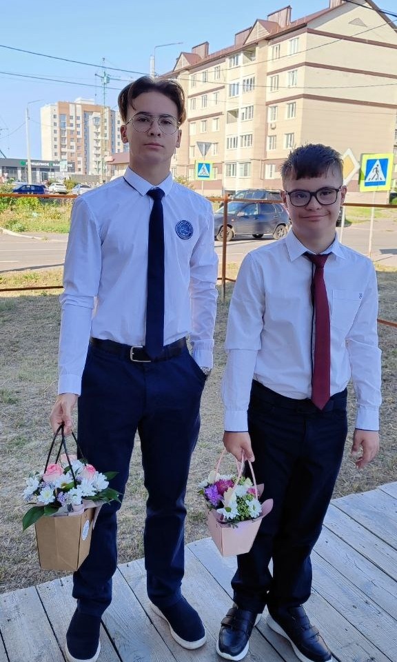 Со старшим братом