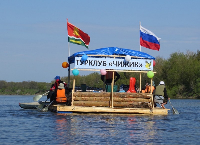 Туристы сплавляются на плоту по реке на рисунке 230